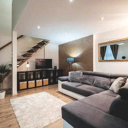 Spacious & Modern 3br Flat By Andrassy Blvd דירה בודפשט