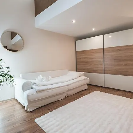 Spacious & Modern 3br Flat By Andrassy Blvd شقة بودابست