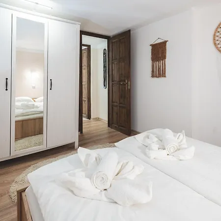 Spacious & Modern 3br Flat By Andrassy Blvd شقة بودابست