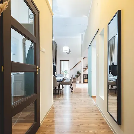 Spacious & Modern 3br Flat By Andrassy Blvd شقة بودابست